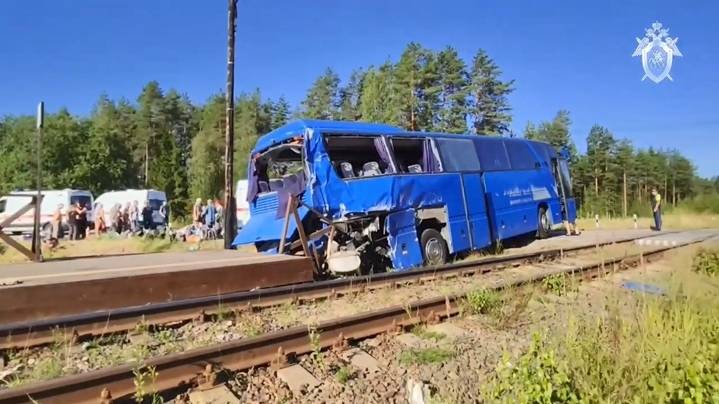 Выезд автобуса на пути стал причиной столкновения с поездом в Ленобласти