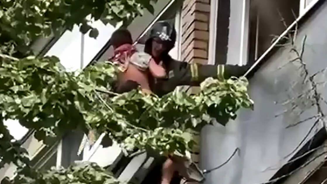 Ребенка вытащили из окна и спасли во время пожара в многоэтажке под Москвой