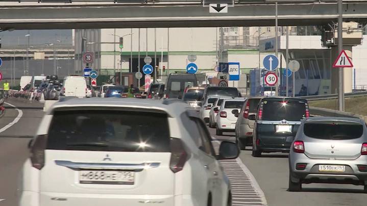 В очередях к Крымскому мосту ждут проезда две тысячи машин