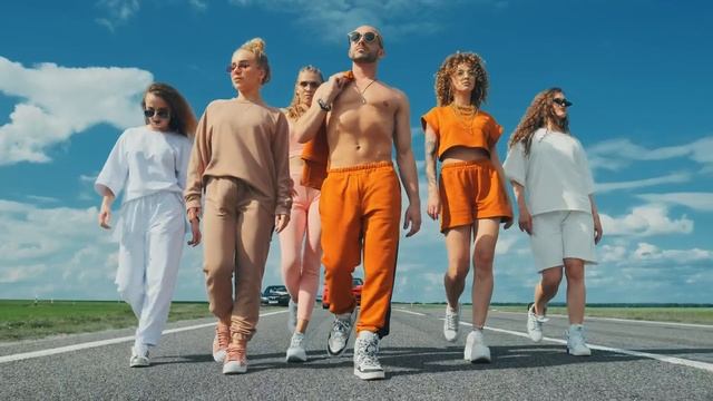 Группа людей, идущих на показе мод