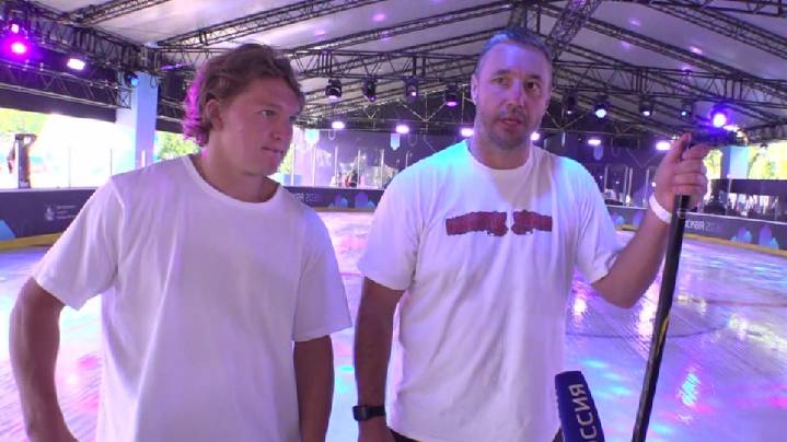 Хоккеисты Капризов и Ковальчук посетили гибридную ледовую площадку в "Лужниках"