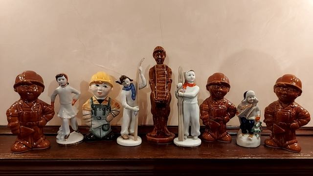 На каминной полке....