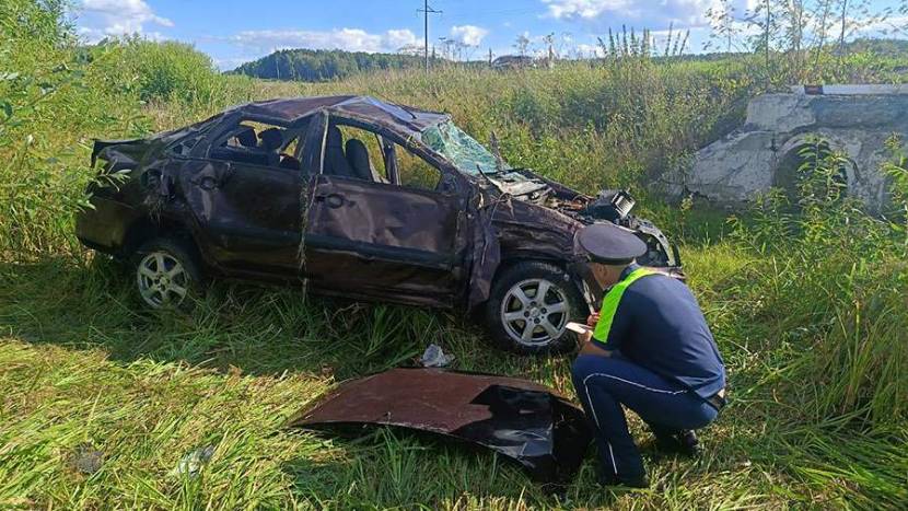 На Урале три человека пострадали при опрокидывании машины