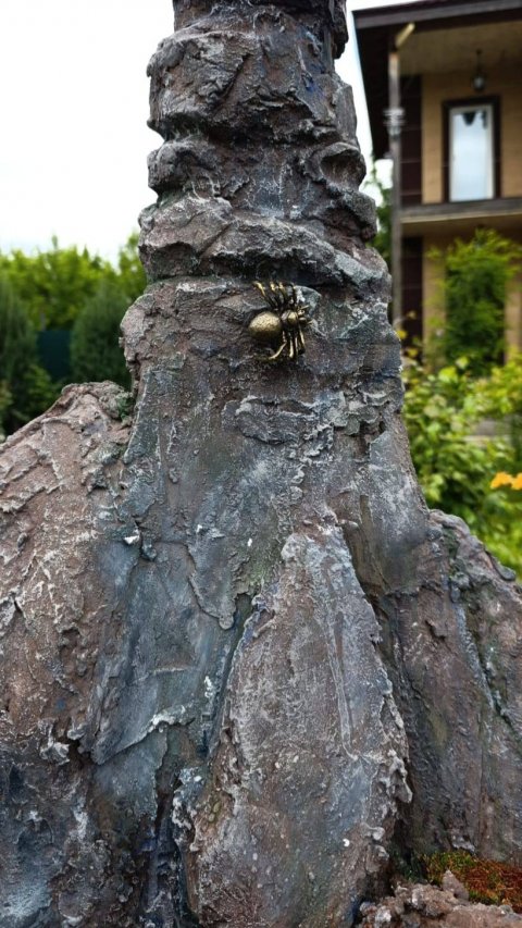Скалы на садовом участке в Подмосковье 2
