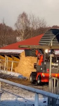 Телескопический погрузчик ER1000 таскает сено, сенозахватом