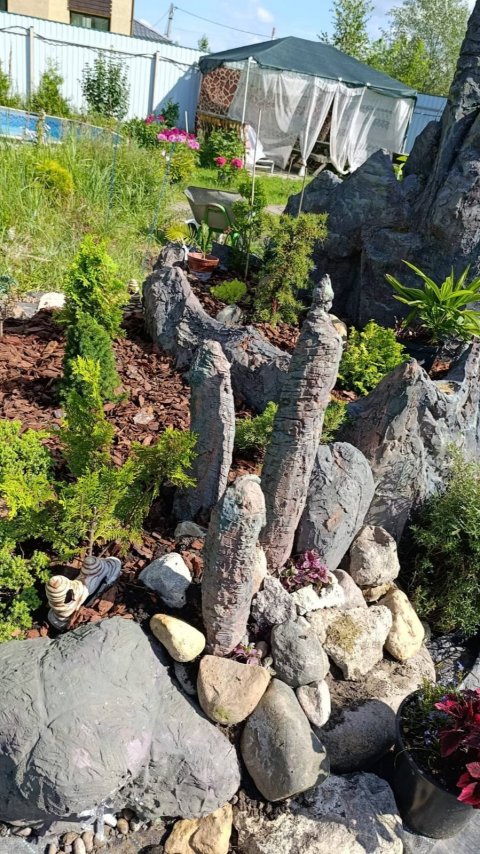 Скалы на садовом участке в Подмосковье 12