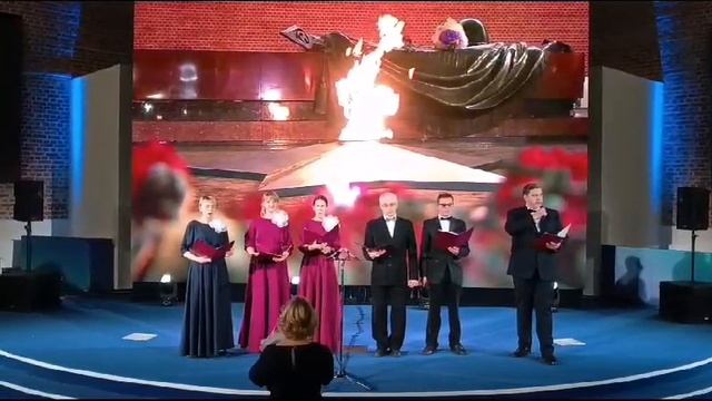 "Поклонимся великим тем годам", А.Пахмутова; камерный хор Фортуна, солист А.Смекалин.