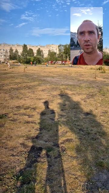 Знаменитая яма-песочница в парке Зарусье