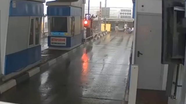 Кадры момента ДТП в Тульской области со столкнувшимся с опорой автобусом