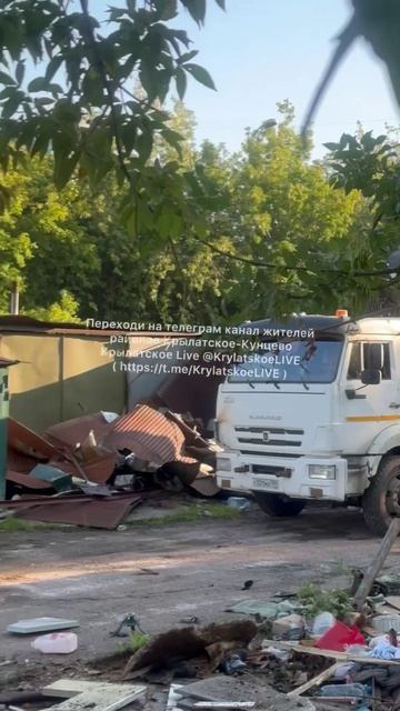 На ул. Крылатские холмы сегодня начали активно сносить ещё одни гаражи напротив школы 1440  (63)