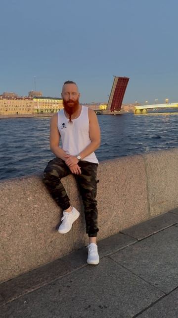 Зачем в Петербурге разводят мосты?