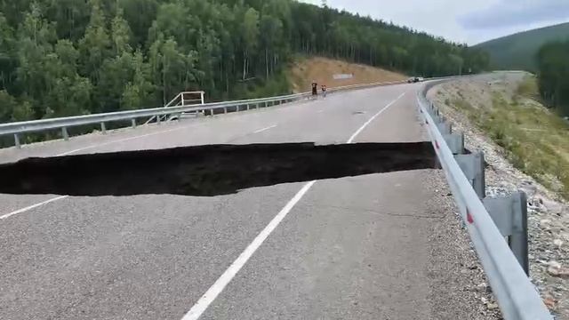 На федеральной трассе "Лена" в Амурской области образовался многометровый провал.