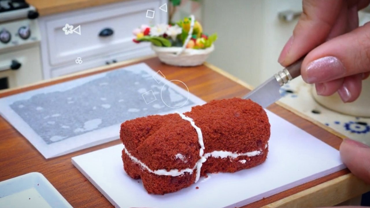 Кулинарное творчество в миниатюре: украшение торта из шоколадной памадки в форме Кока-Колы