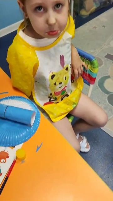 Акула из бумажных тарелок и втулок от туалетной бумаги