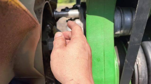 8R 340 джендир, как заменить приводной ремень.
