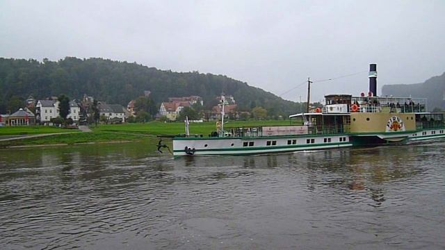 Переправа на пароме через реку Эльба в Германии.