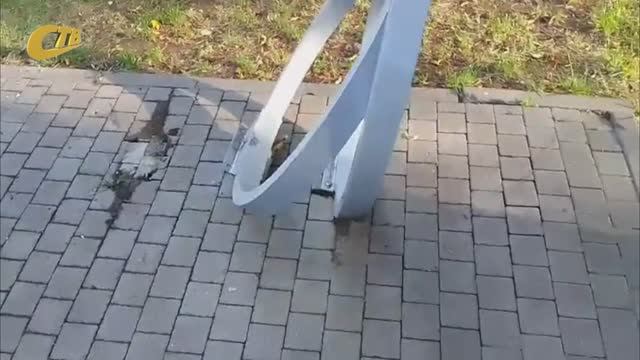 ХУЛИГАНЫ ПОВРЕДИЛИ КРЕПЛЕНИЕ ДЕКОРАТИВНЫХ КОЛЕЦ НА АЛЛЕЕ ВАРИЧЕВА