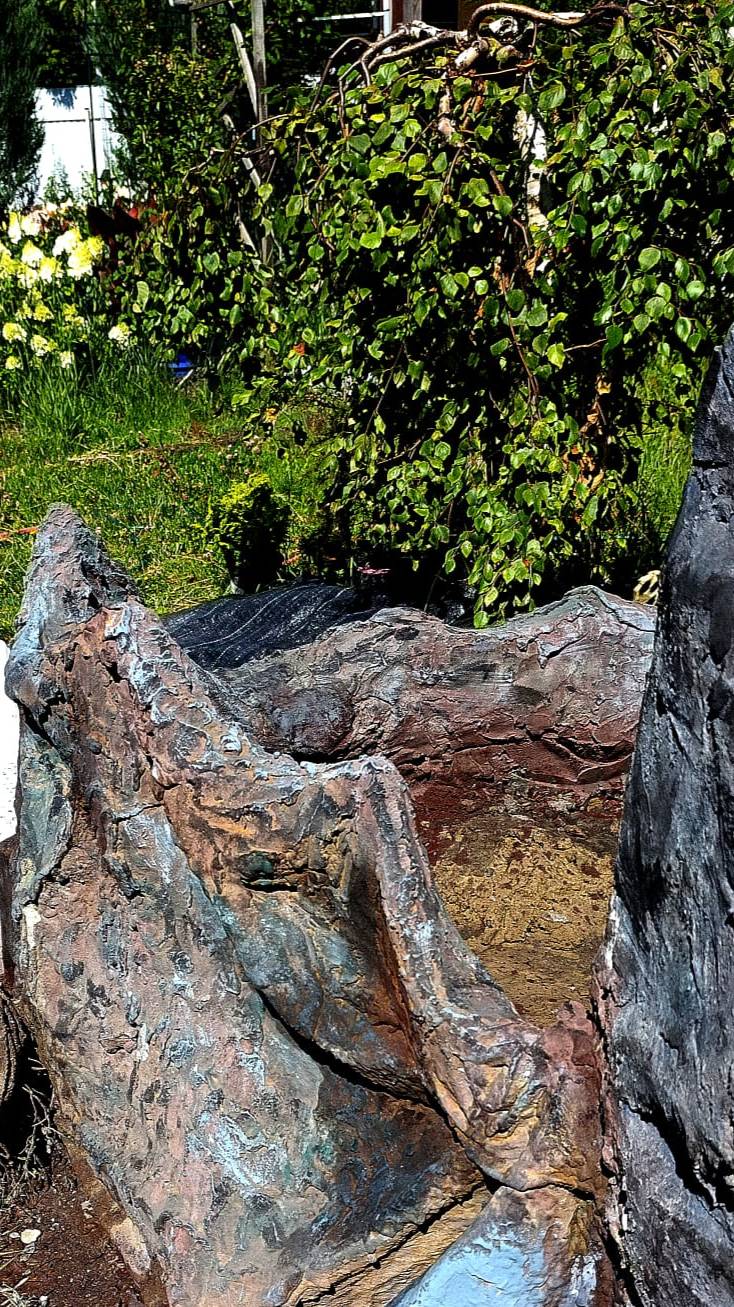 Скалы на садовом участке в Подмосковье 5