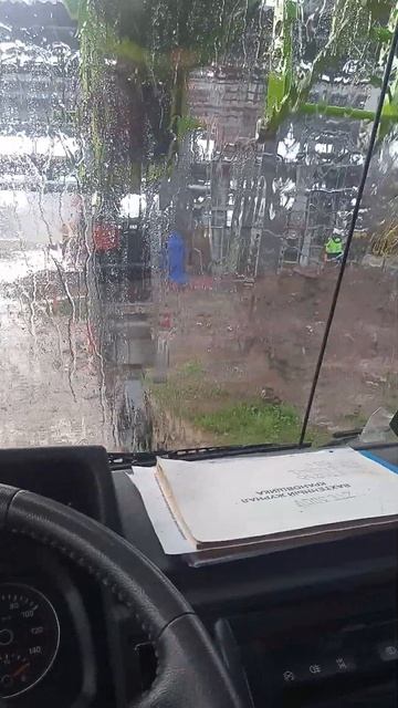 Ливень #работа #стройка #construction #crane