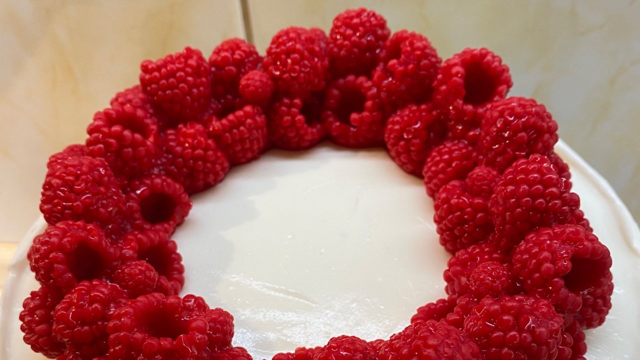 Венок из малины в силиконовой форме