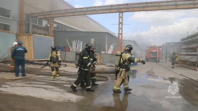 В Благовещенске огнеборцы МЧС России потушили производственный цех