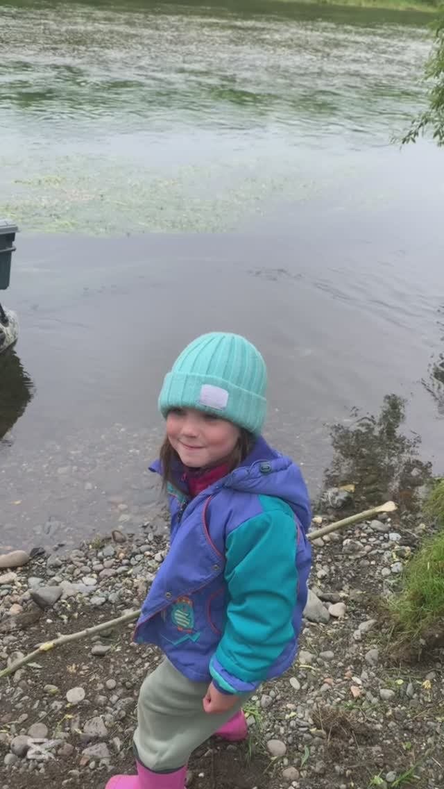 5 ЛЕТ, СПИННИНГ И ГОРБУША-ГИГАНТ! ВАРЯ ПОКАЗАЛА КТО ТУТ ГЛАВНЫЙ! 👧🎣