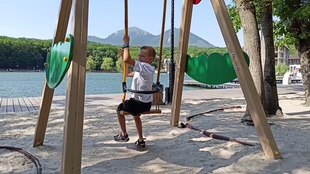 2025-07-14 Тимоха 8 лет Железноводск на качели у горного озера