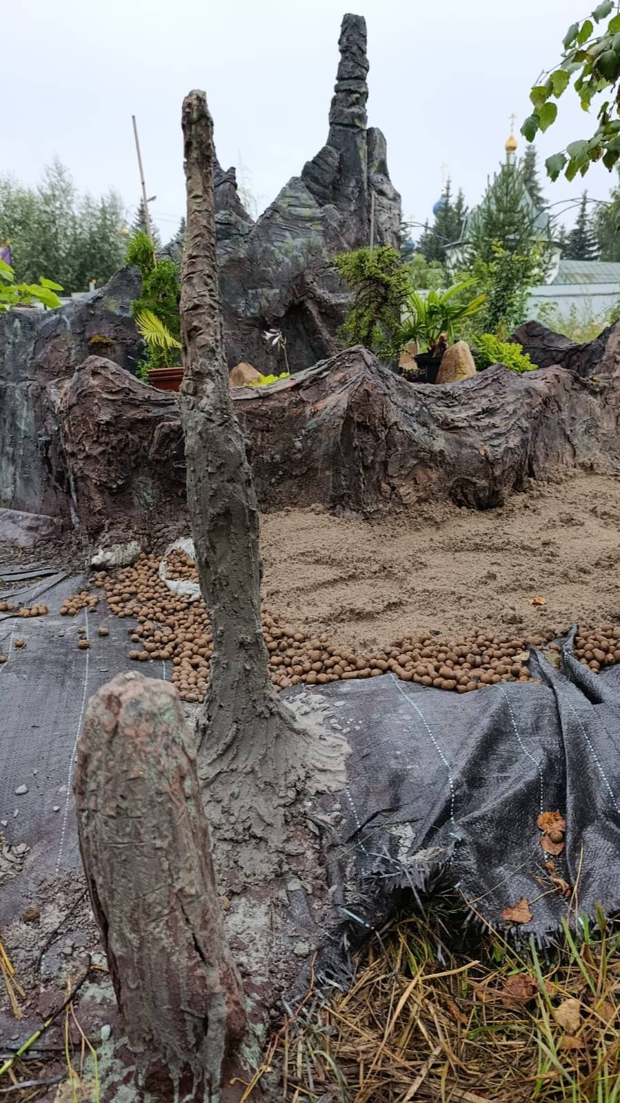 Скалы на садовом участке в Подмосковье 9