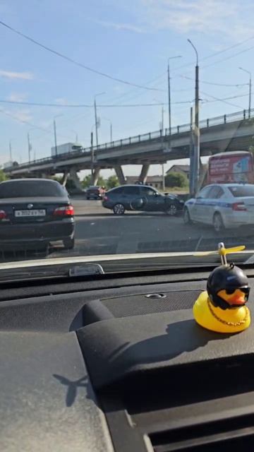 Массовая авария произошла на ул. Беляевской в Оренбурге. Столкнулись ПАЗ, «Лада» и иномарка.