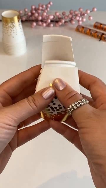 Подарочная упаковка из бумажного стаканчика. №2