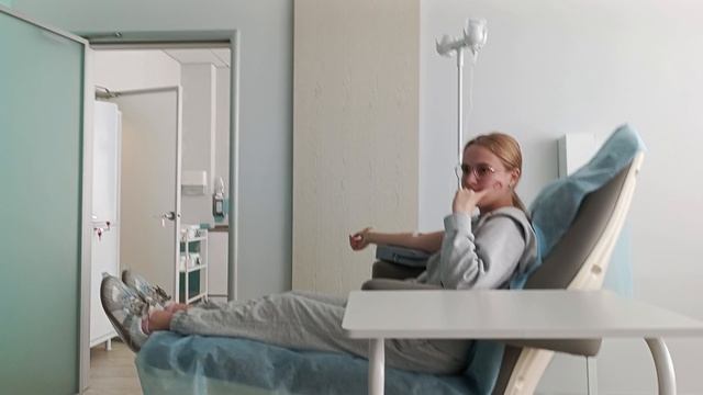 Анюта ездит на капельницы. Закатываю огурцы с помидорами. Приготовила очень вкусные рогалики