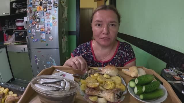 Картошка с курицей с чесноком в духовке, огурцы маринованные, килька пряного посола. Мукбанг.