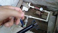 КАК ОТКРЫВАТЬ И ЗАКРЫВАТЬ ВОДОПРОВОДНЫЙ КРАН В ГЛУБОКОЙ ЯМЕ