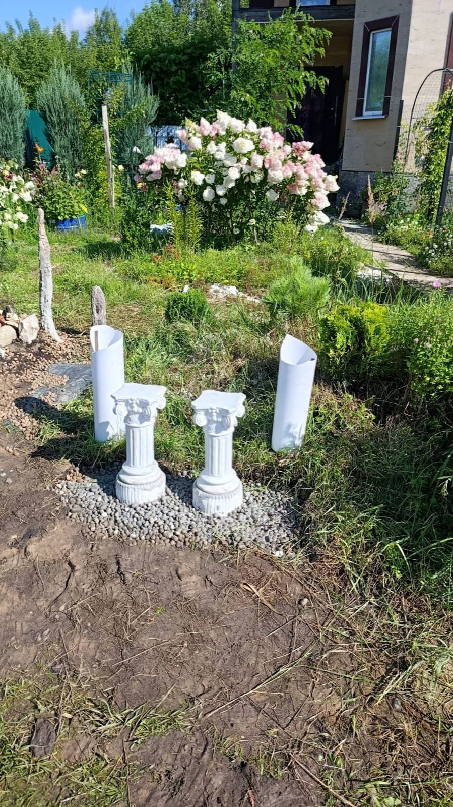 Скалы с фонтаном на садовом участке в Подмосковье 14