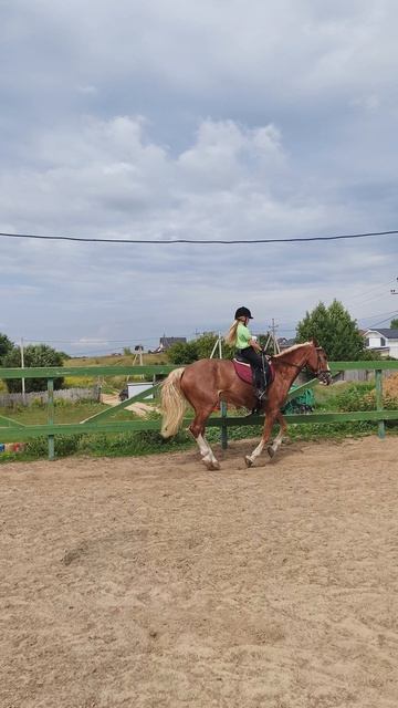 Даша и Каспер, подъем в галоп на плацу.