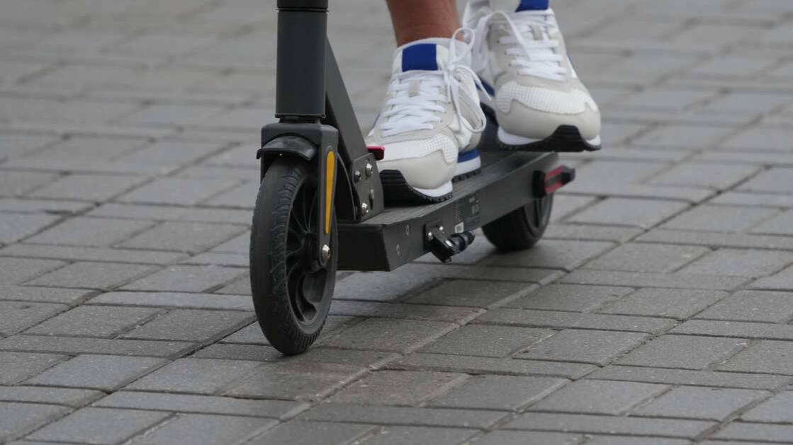 Подросток на электросамокате влетел в металлическую опору и погиб в Татарстане