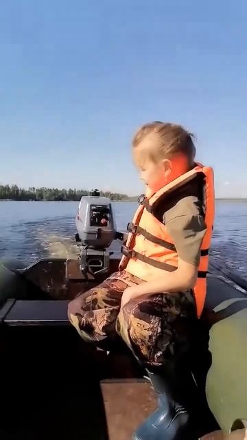 Отец учит дочку управлять моторной лодкой🎣
