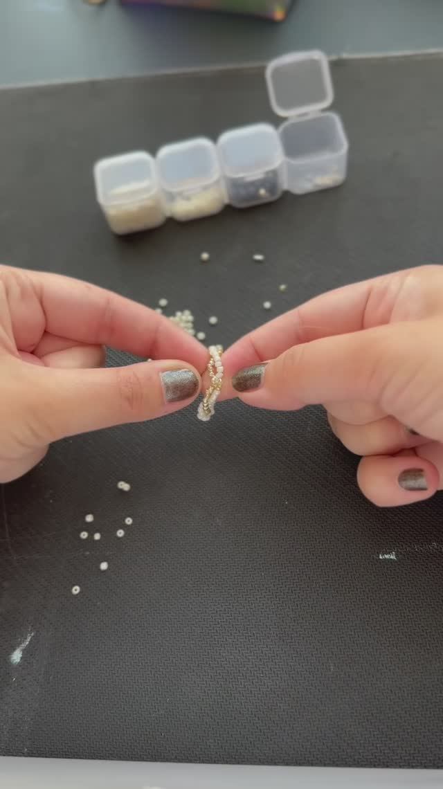 Кольцо из бисера перекрученное