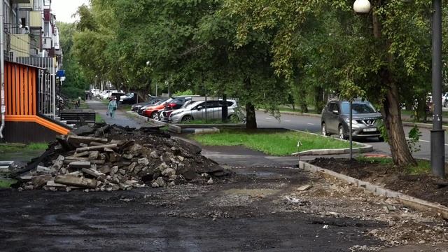 Четная сторона проспекта Ленина уже оделась в новую яркую брусчатку