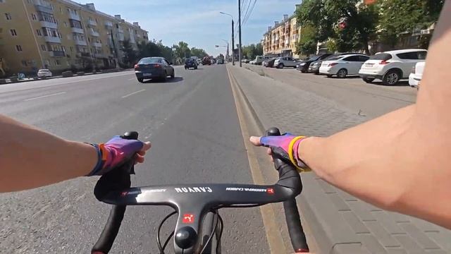 Снова еду работать на велосипеде в другую часть города. Скучные будни