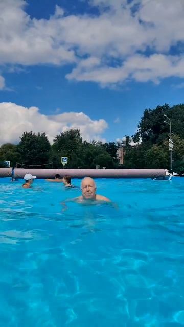 06-08-2025Плавание в бассейне
