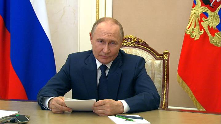 Путин поздравил работников строительной отрасли с профессиональным праздником