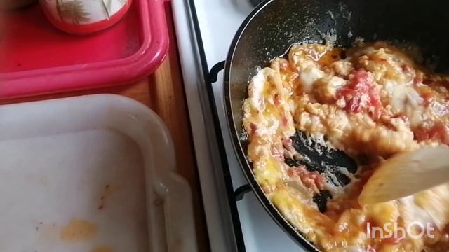 Яичница с помидорами и гренки