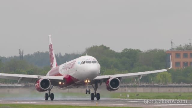 Эйрбас А320 авиакомпании Fly Arystan приземляется в аэропорту Алматы.