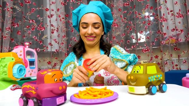 Игры в готовку с Пластилином Плей До! Готовлю игрушкам макароны с сосисками! Видео про машинки