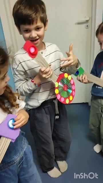 Яркая гитара из CD диска. Поделка с детьми