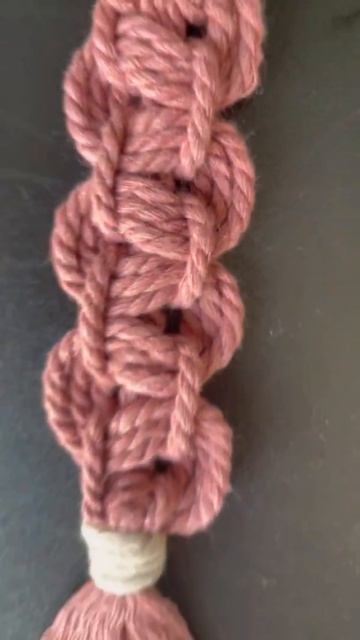 Брелок в технике макраме