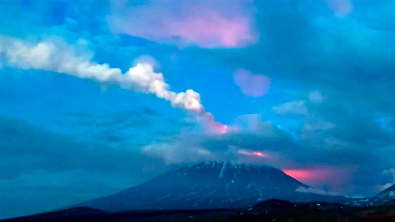 На Камчатке меняют маршруты самолетов из-за извержения вулкана Ключевская Сопка