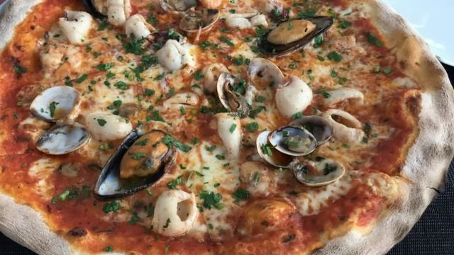 Пицца с морепродуктами.