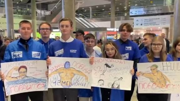 В Пулкове встретили завоевавших чемпионство мира в Сингапуре пловцов из России